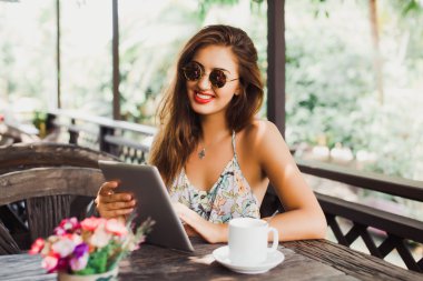 kafede kahve içme kadın