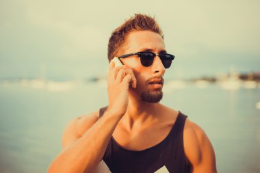 genç adam akıllı telefon üzerinde bahsediyoruz