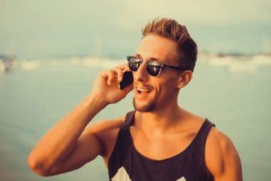 genç adam akıllı telefon üzerinde bahsediyoruz