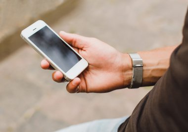 genç adam bir smartphone holding