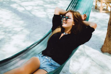 hamakta oturan genç kız