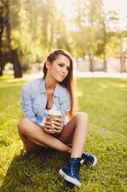 kahve ile gülümseyen kadın