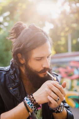 adam duvara yakın Sigara