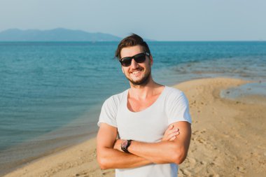 Sahilde duran genç adam