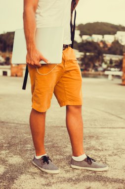 genç adamla neşeli: laptop