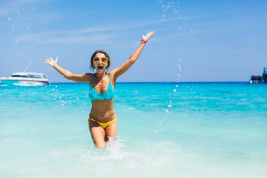 denizin üzerinde poz güzel kız