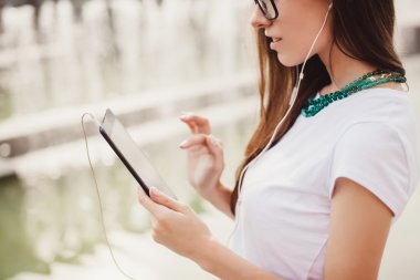 hipster kadın dijital tablet ile.