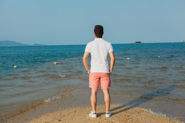 genç adam beyaz bir t-shirt