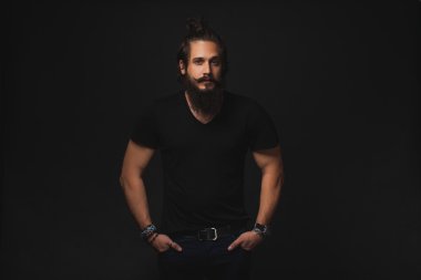 siyah tişörtlü adam