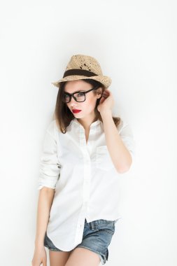 Kırmızı dudaklar esmer kız