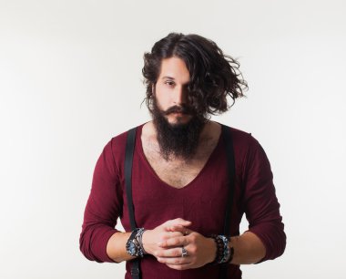 Kırmızı ceketli genç adam