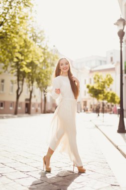 Kırmızı dudaklar ile poz kız