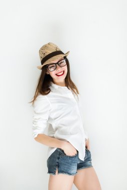 Kız bardaklarda poz kırmızı dudaklar