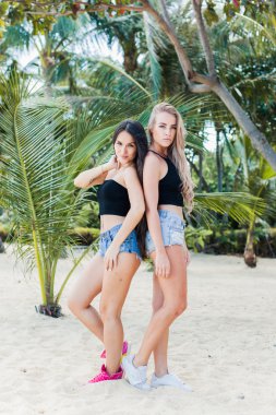 Sahilde güzel kızlar