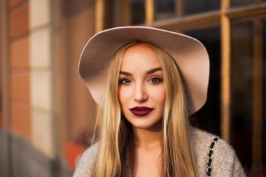 Kırmızı ruj sarışın kız