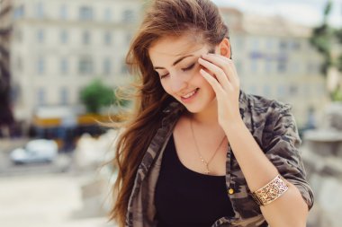 Sokağın ortasında poz kız