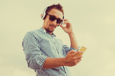 adam kulaklık müzik dinleme