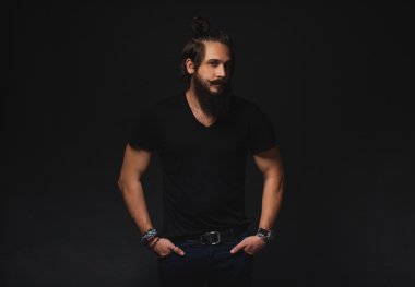 siyah tişörtlü adam