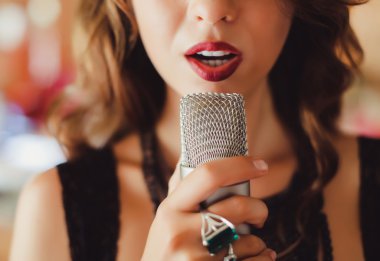 güzel kız mikrofona şarkı