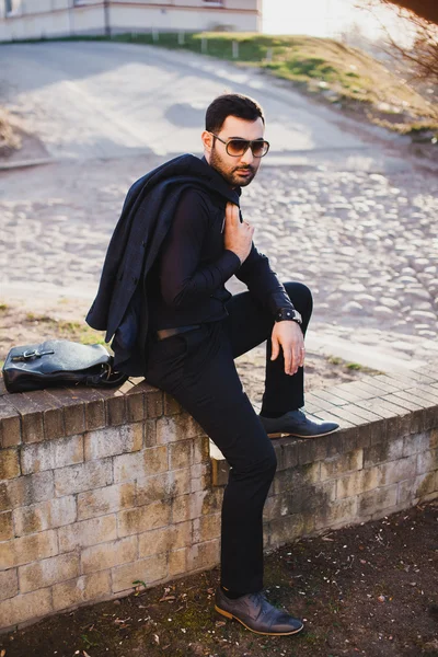 genç adam sakal ve güneş gözlüğü