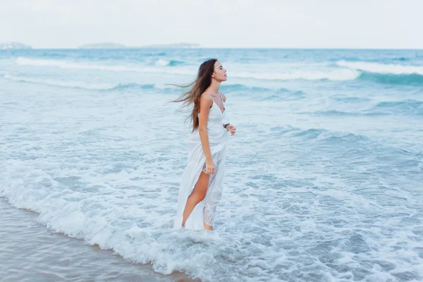 Woman brunette on tropical island — Stock Photo, Image