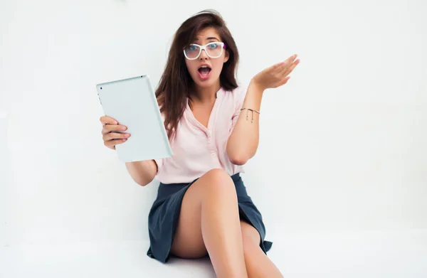 Mädchen arbeitet am Tablet — Stockfoto