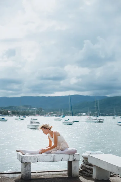 Girl posing on the pier in ballet flats — Stock Photo, Image