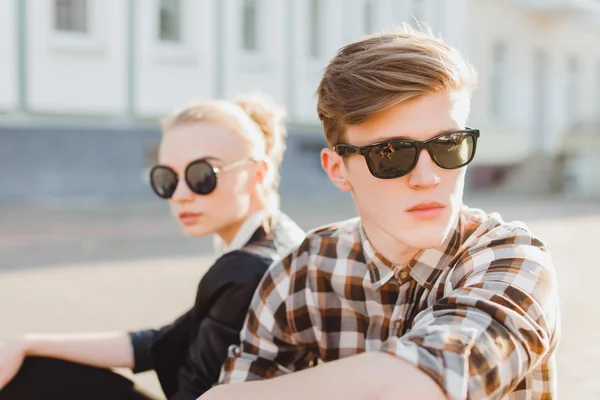 Pareja de moda en gafas de sol — Foto de Stock