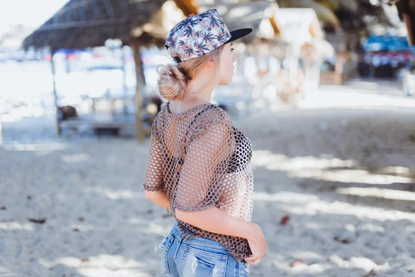 Beautiful girl  posing on the beach — Stock Photo, Image