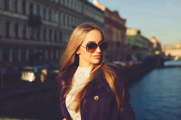 Bella ragazza bionda in occhiali da sole — Foto Stock