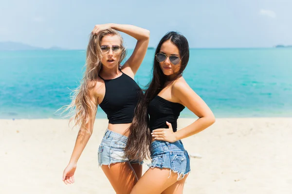 Hermosas chicas en la playa — Foto de Stock