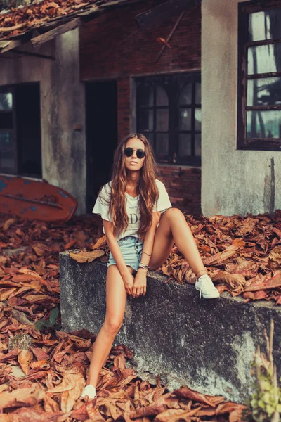 Genç ve güzel hipster kadın — Stok fotoğraf