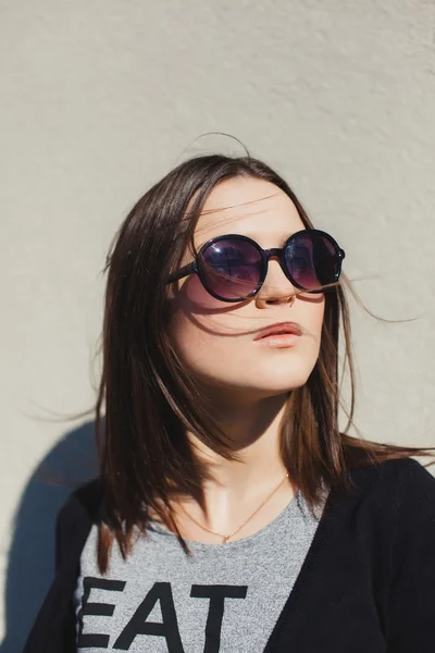 Menina jovem em óculos de sol — Fotografia de Stock