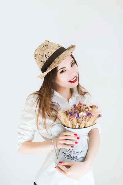 Chica morena con flores — Foto de Stock