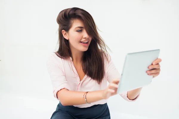 Hermosa chica trabajando en la tableta —  Fotos de Stock