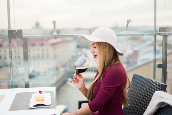 Mujer joven bebiendo vino tinto — Foto de Stock