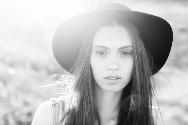 Hermosa joven en sombrero posando — Foto de Stock