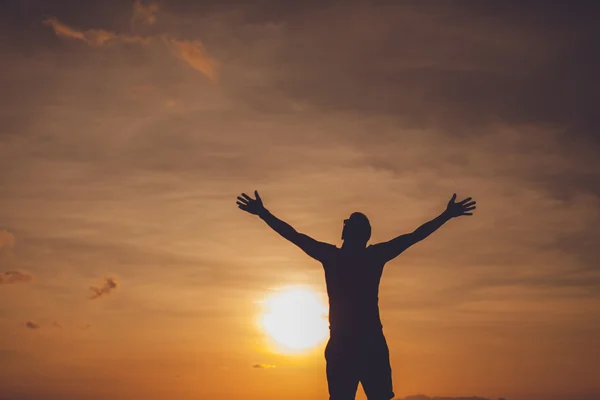 Jeune homme au coucher du soleil — Photo