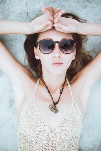 Szép barna lány, napszemüveg — Stock Fotó