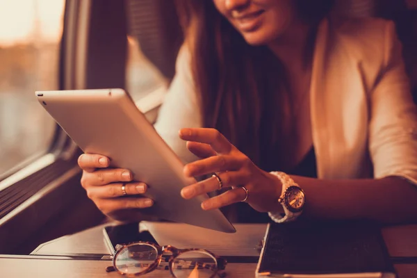 Chica joven trabaja en la tableta — Foto de Stock