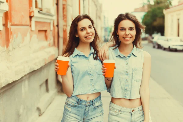 Meninas bebendo café na rua — Fotografia de Stock