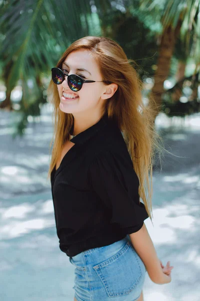 Jeune fille sur la plage — Photo