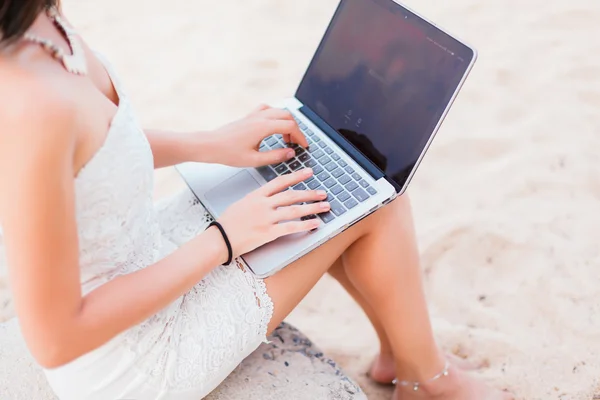 Dziewczyna pracuje na laptopie na plaży — Zdjęcie stockowe