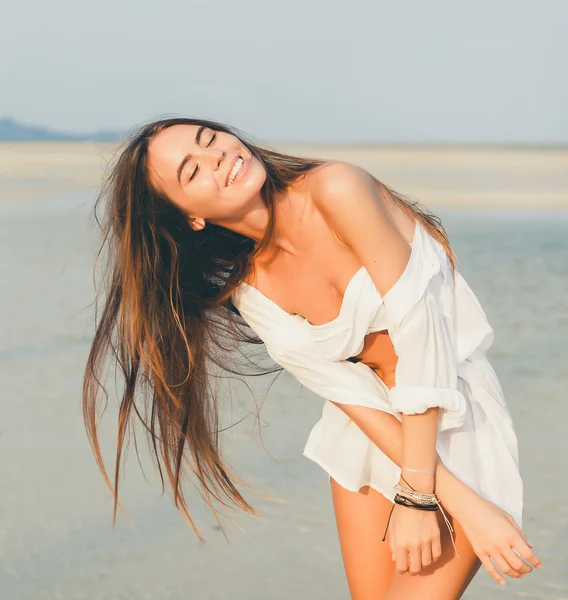 女孩在海滩上摆姿势 — 图库照片