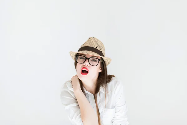 Menina com lábios vermelhos posando em óculos — Fotografia de Stock