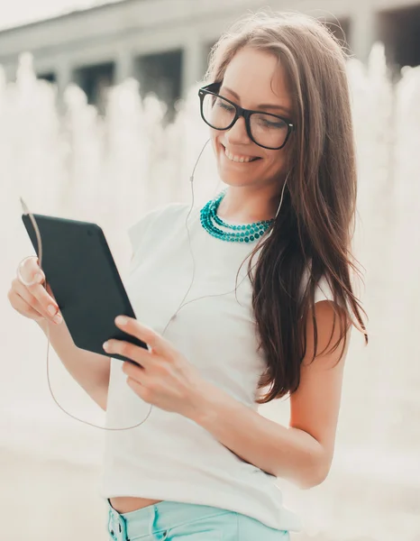 Hipster-Frau mit digitalem Tablet. — Stockfoto