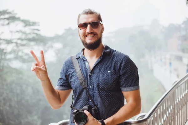 Felice giovane ragazzo con grande macchina fotografica — Foto Stock