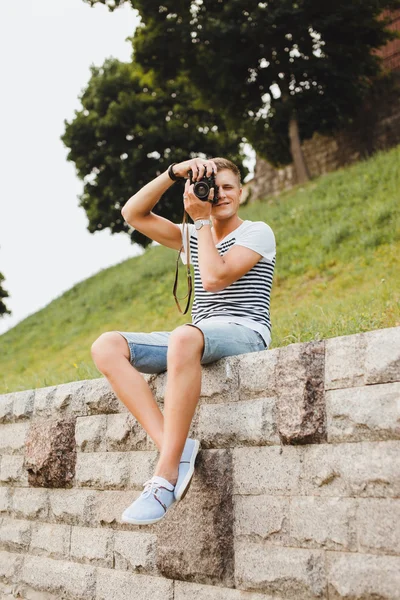 Garçon avec caméra dans le parc — Photo