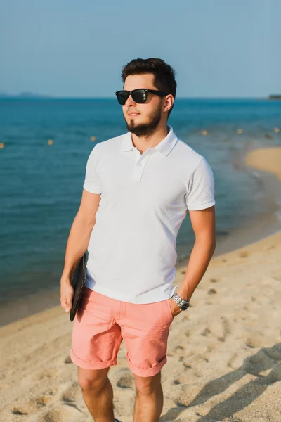 Jeune homme sur la plage — Photo