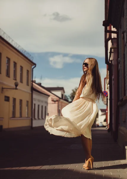 Blond tjej i solglasögon — Stockfoto